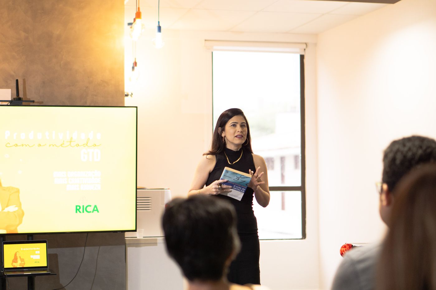 Aline Alencar em aula da RICA Escola